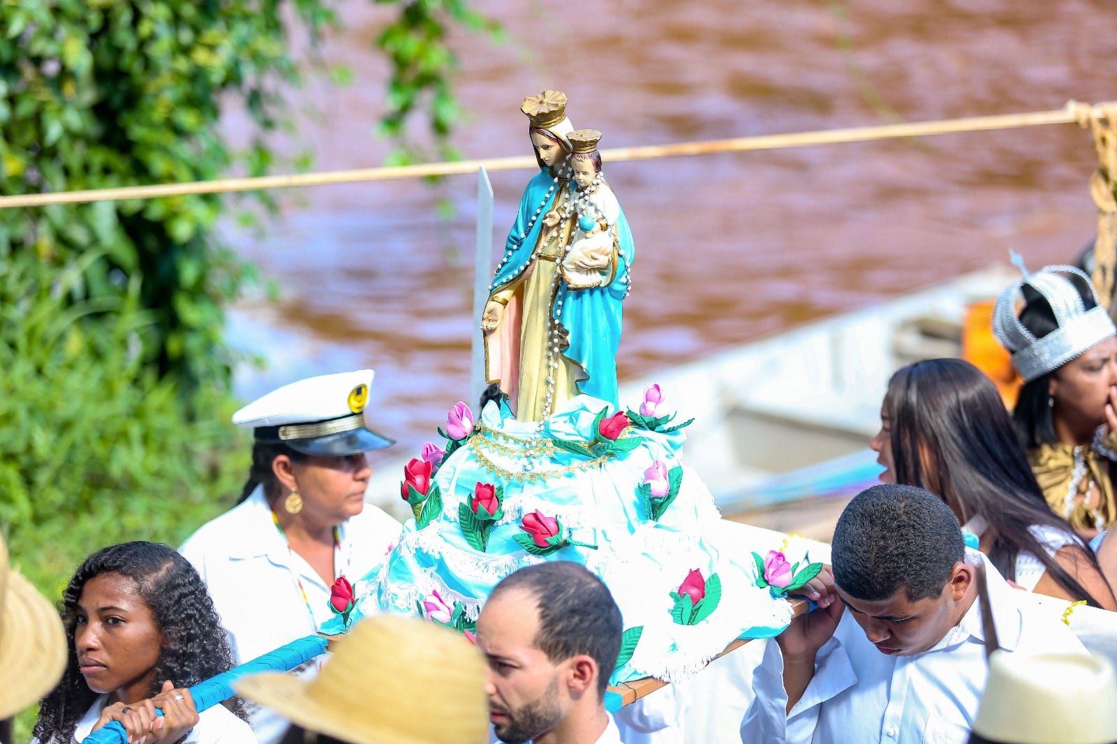 Procissão após a chegada da santa no Rio Paraopeba é um dos destaques da festa