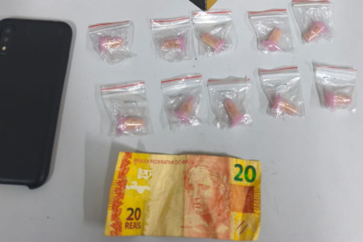 Polícia Militar apreendeu porções de crack, dinheiro e celular