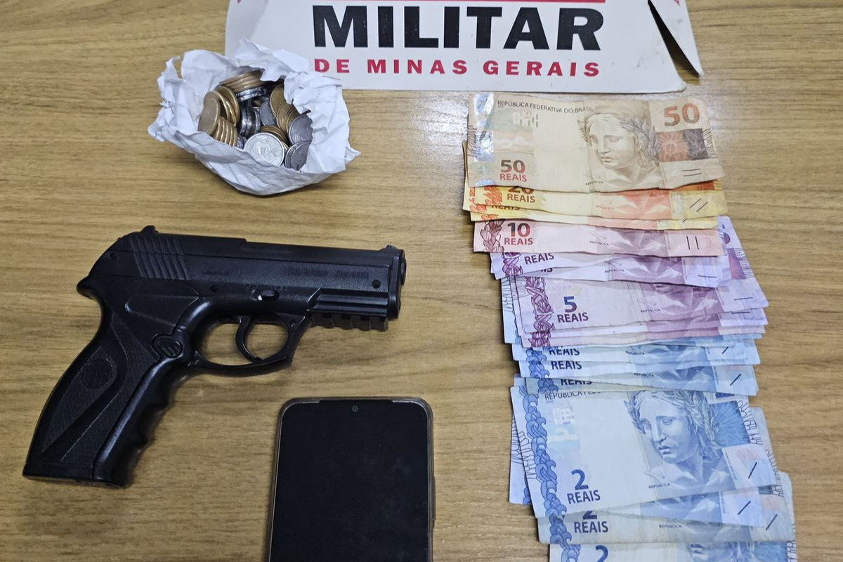 Durante a ação, ele tentou se desfazer de um simulacro de arma de fogo que carregava na cintura, além de um celular e R$ 204,35