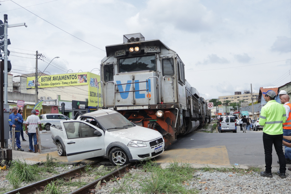 Ação ocorreu na passagem de nível do cruzamento da avenida Governador Valadares com a rua Dr. Gravatá, no Centro de Betim