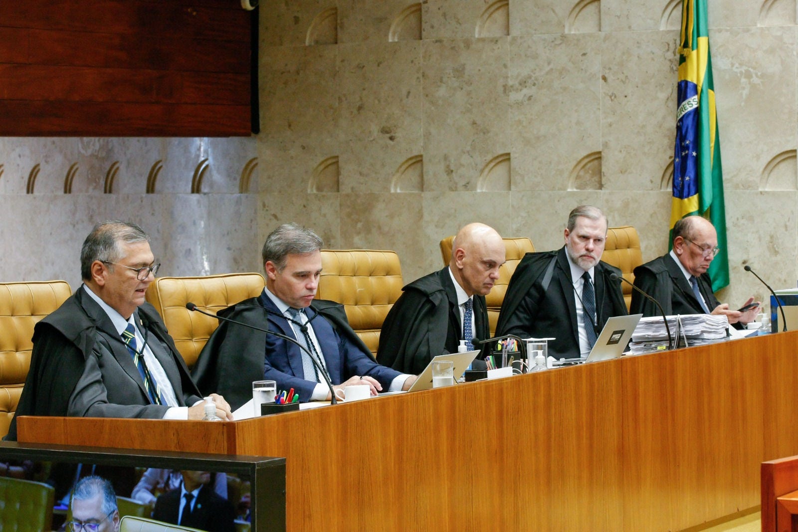 Autoritarismo disfarçado