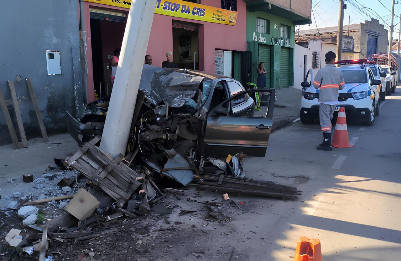 Motorista contou que dormiu ao volante, perdeu o controle e colidiu com um carro estacionado e um poste