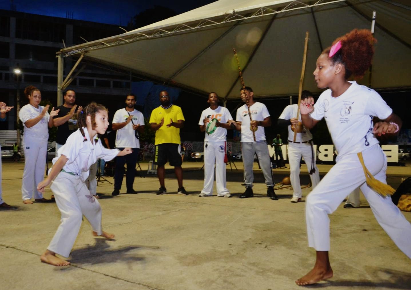Roda de capoeira reuniu praticantes de várias idades na Praça do Encontro nessa terça-feira (5)
