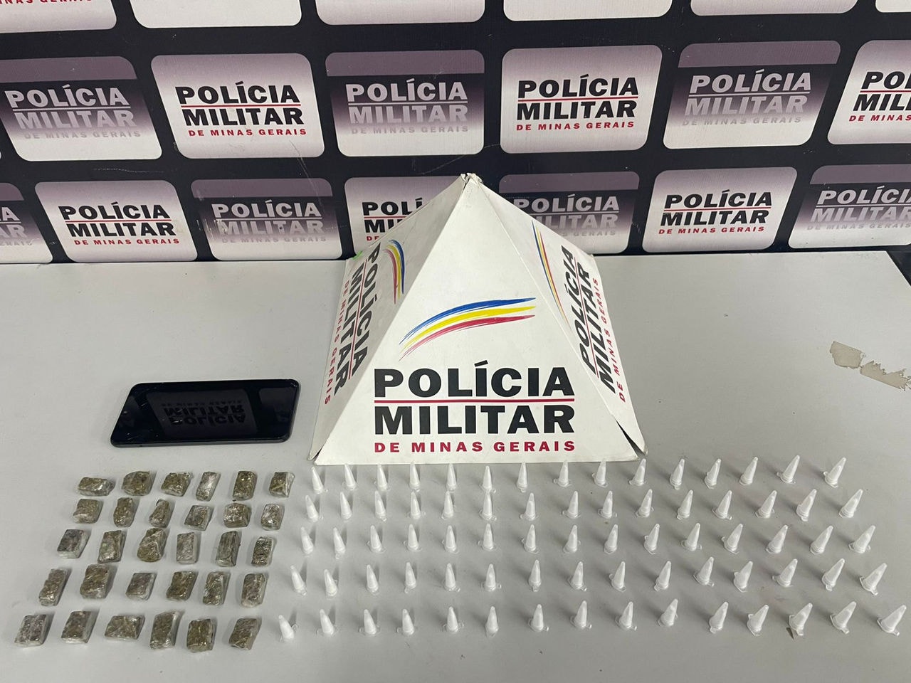  Ao todo, foram encontrados 30 buchas de maconha, 75 pinos de cocaína e um aparelho celular, todos dentro de uma sacola