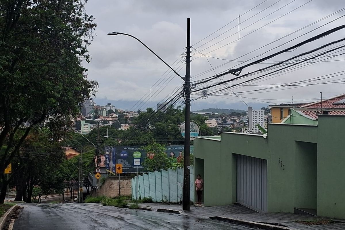 Ao perceber qualquer sinais de risco de deslizamento, o morador deve sair imediatamente do local e acionar a Defesa Civil pelo telefone 199