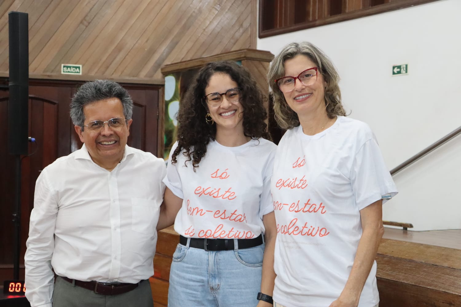 Samilla Santos, entre o diretor cientifico do IMVC, Nestor Calderon, e a diretora de projeto e informações do instituto, Rita Garcia, na entrega do prêmio