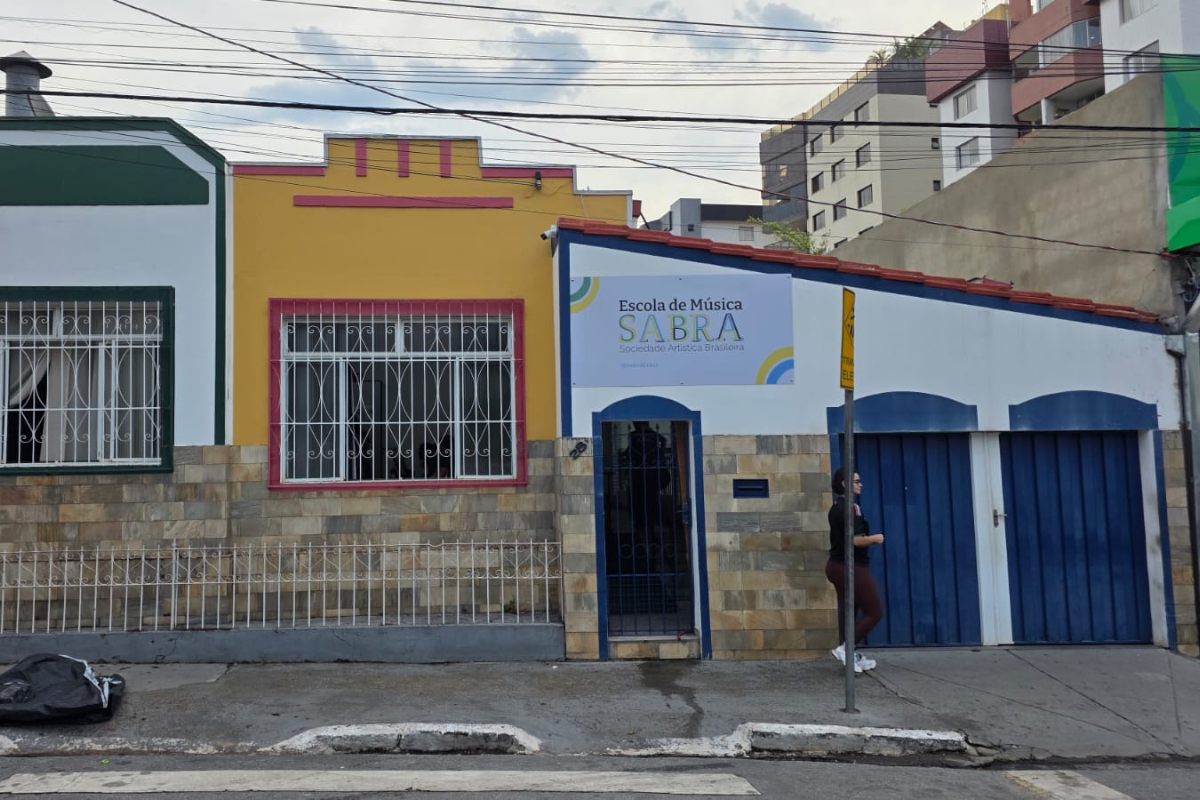 A Sociedade Artística Brasileira (Sabra) está localiza na Praça Milton Campos, 28, no Centro