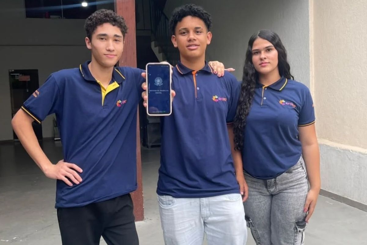 Iniciativa oferece qualificação profissional gratuita e facilita o ingresso de jovens da periferia no mercado de trabalho