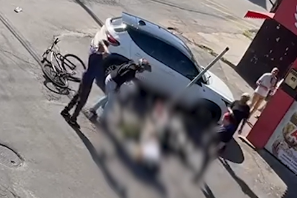 Passageiro da moto foi arremessado após batida e precisou de atendimento médico