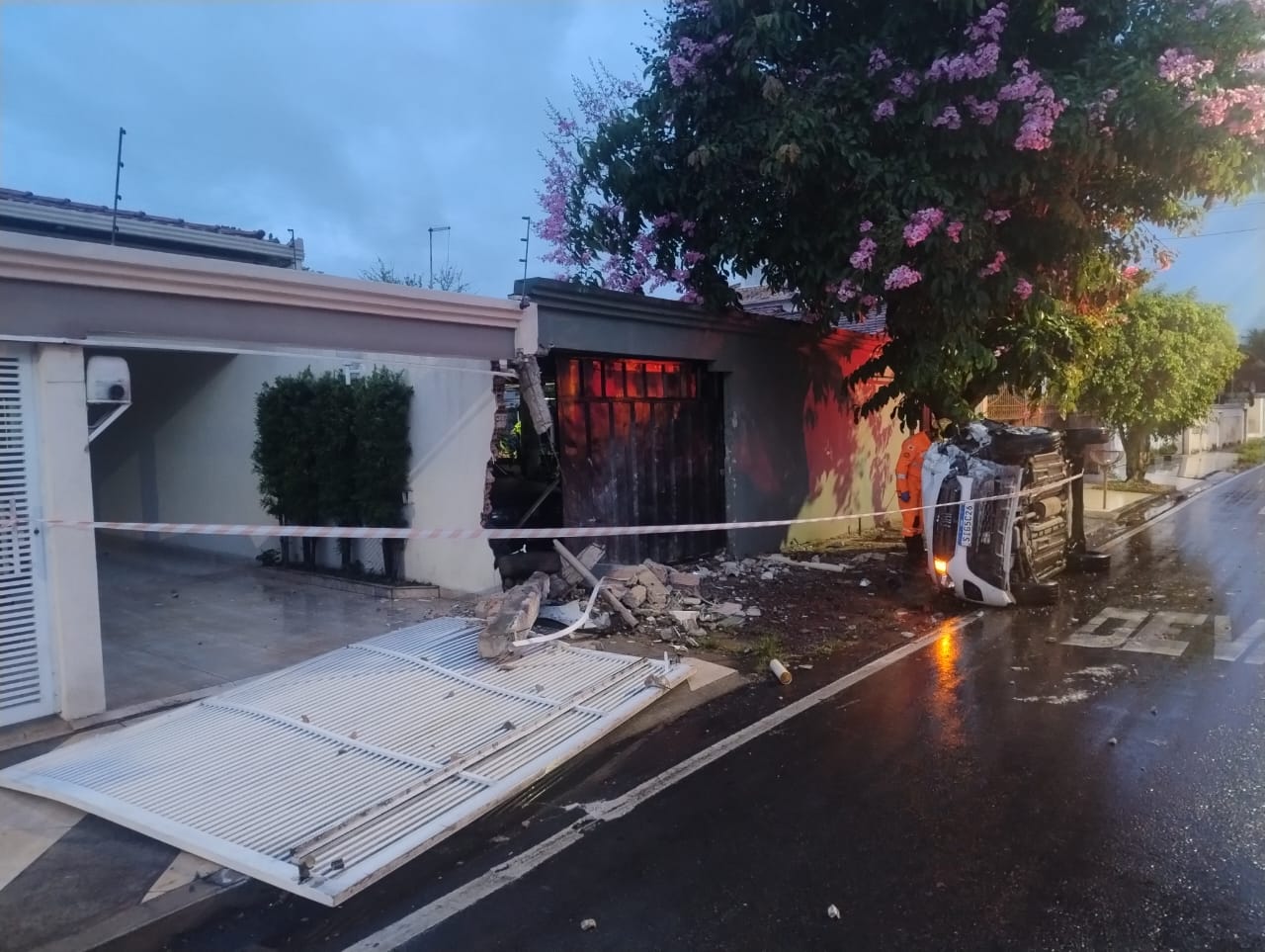 Veículo capotou depois de atingir muro de residência, que ficou parcialmente destruído