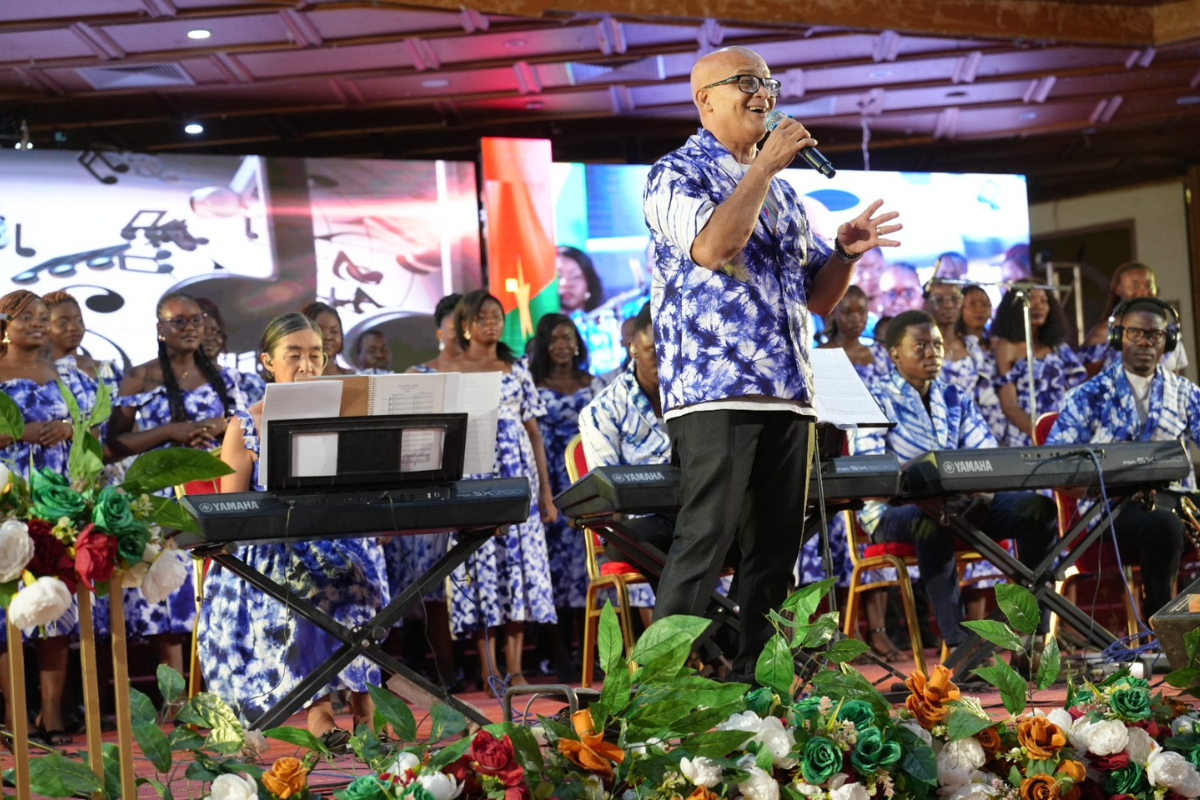 Daniel e os músicos usaram roupas de gala na cultura local