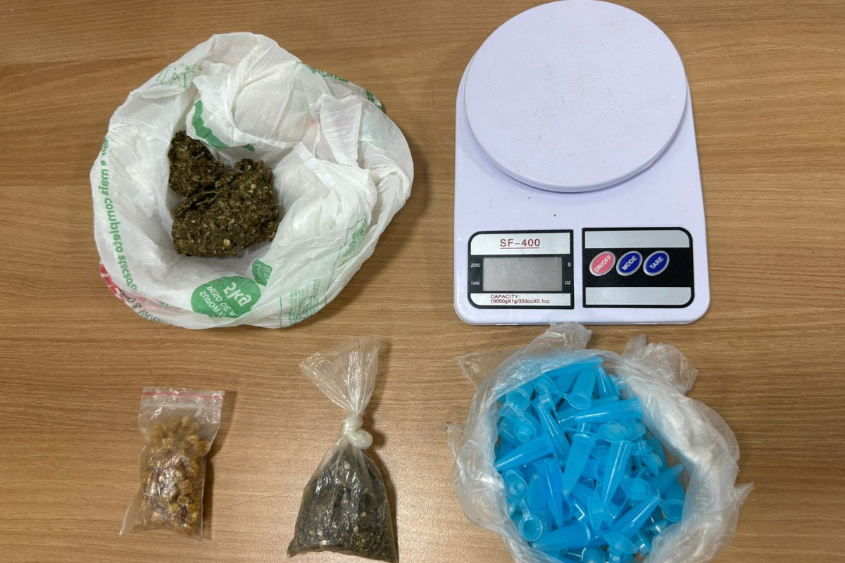 Durante a ocorrência a PM também apreendeu drogas que o homem havia escondido no armário de onde trabalha