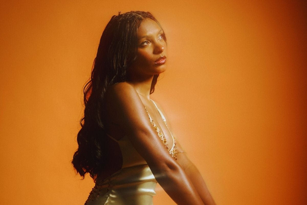 Artista tem dois álbuns lançados e está divulgando o novo single 'Instintos", disponível nas plataformas de áudio 