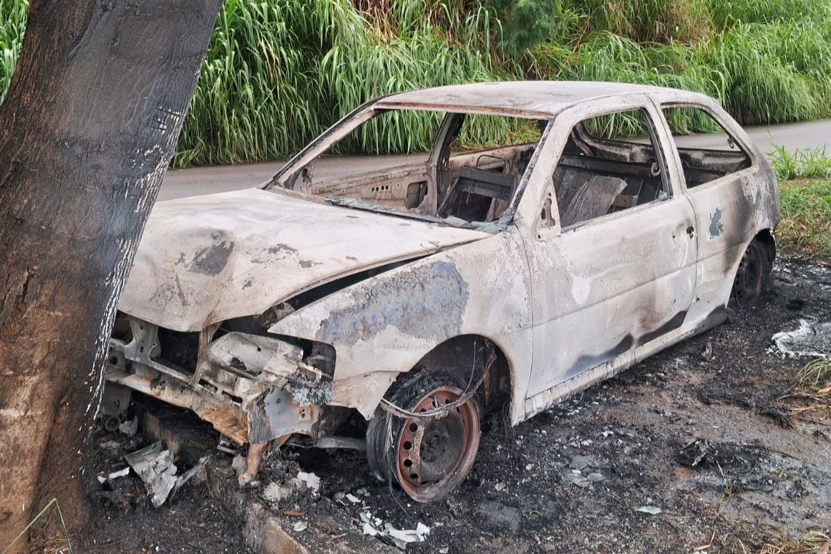 Ocorrência com Volkswagen Gol foi atendida pelo Corpo de Bombeiros Militar e pela Polícia Militar
