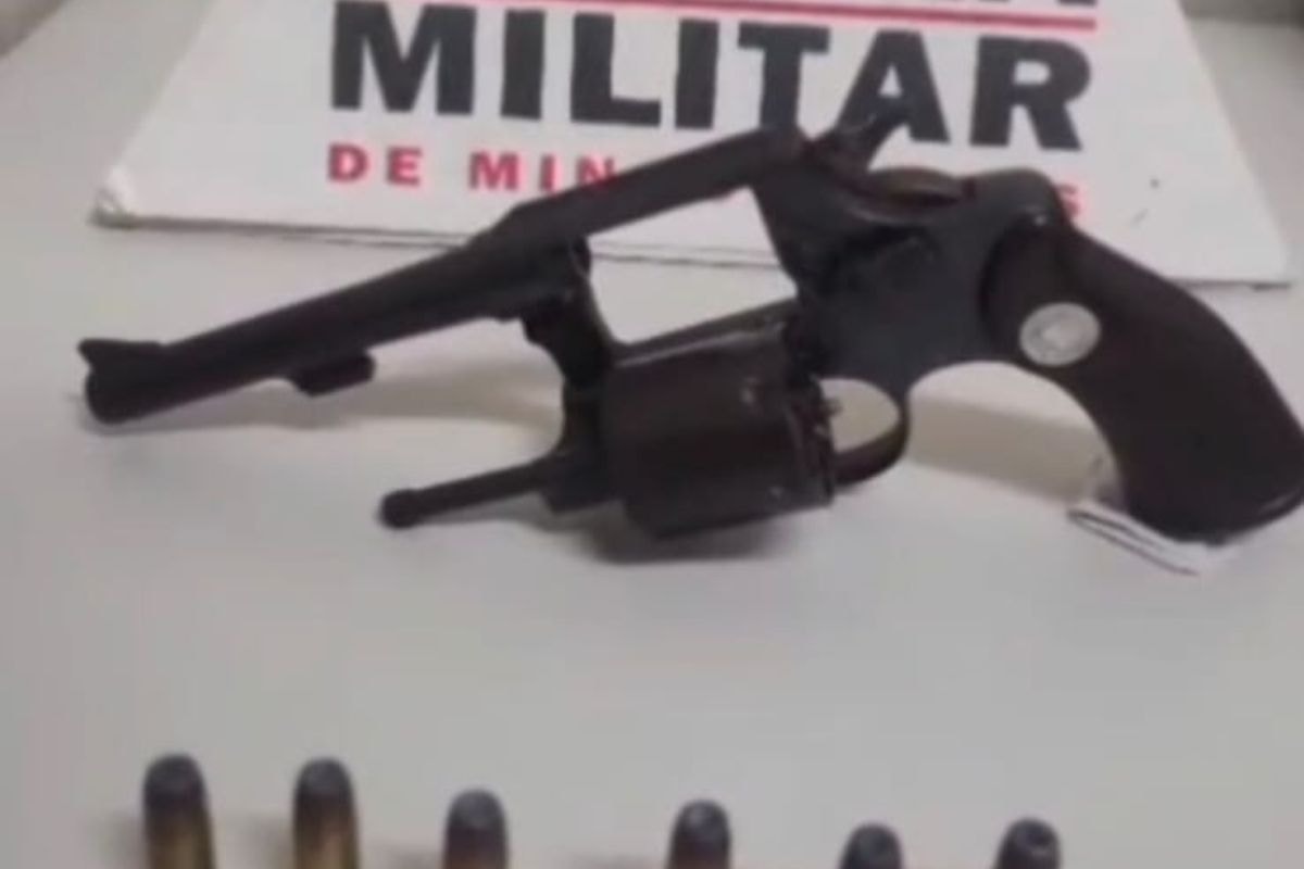 Na cintura dele, os policiais disseram terem encontrado um revólver calibre 3.2 com seis munições intactas