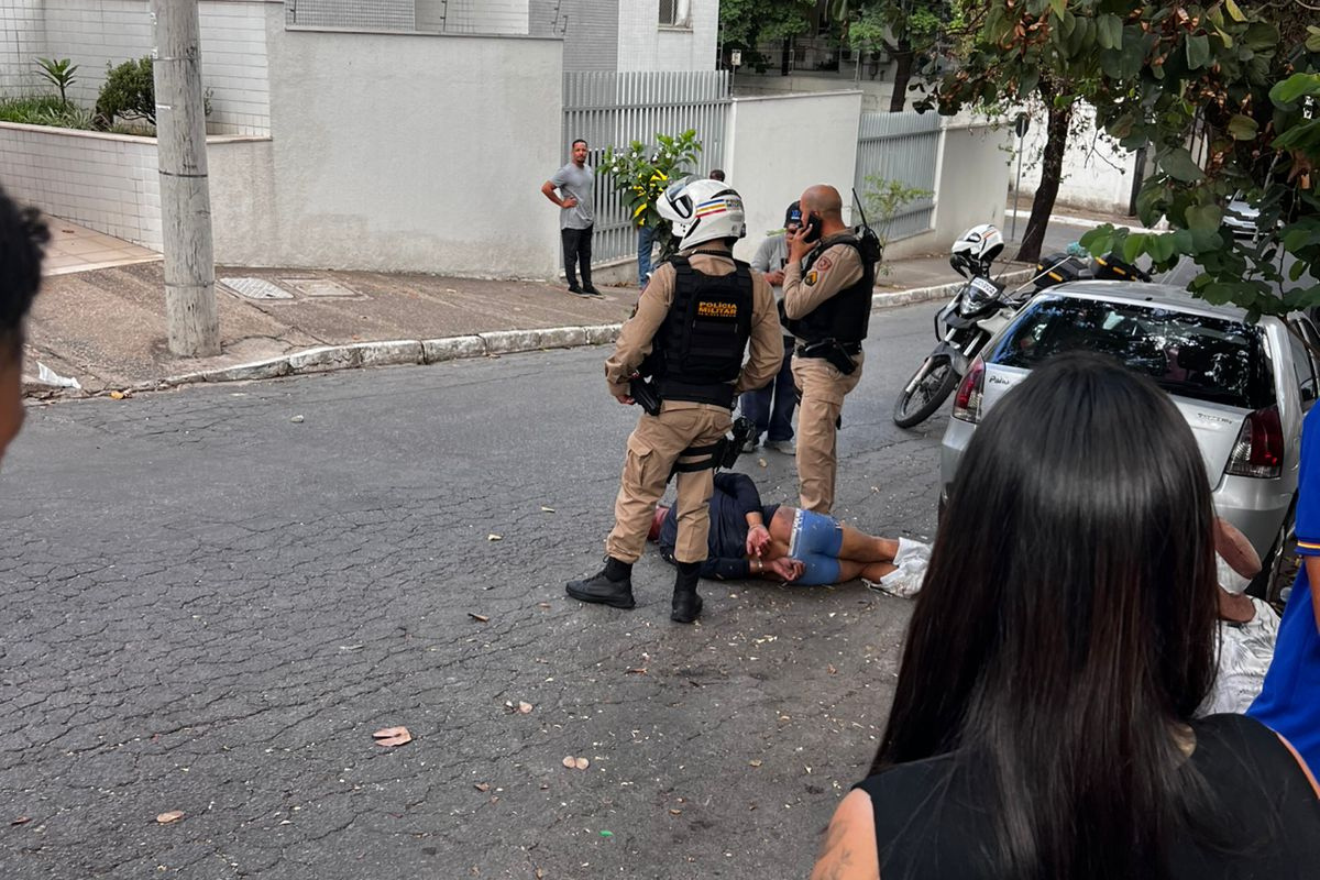 Um dos suspeitos, que estava armado, foi alcançado por trabalhadores na rua Tito Lívio Pedrosa. Ele acabou atropelado por um carro e agredido com golpes de marreta e pedaços de madeiras