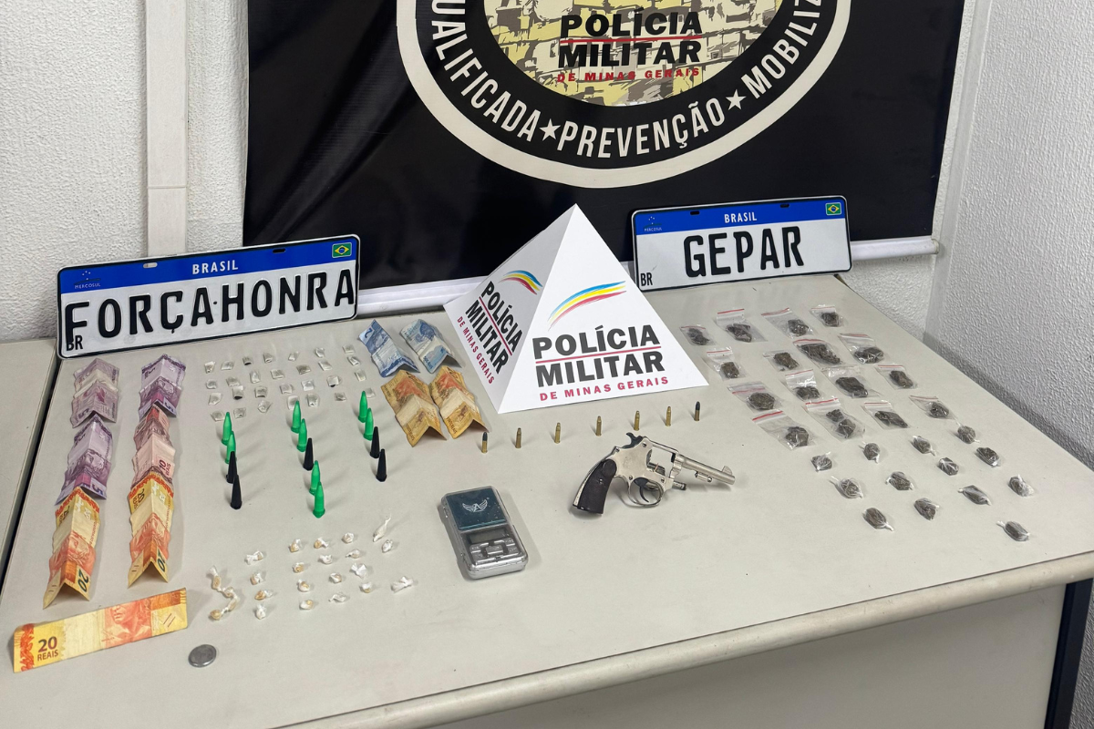  Os policiais encontraram 14 pedras de crack, 13 pinos de cocaína, 29 buchas de maconha, 28 invólucros de haxixe, uma balança de precisão, um revólver calibre .22, sete munições do mesmo calibre e R$ 130 em dinheiro