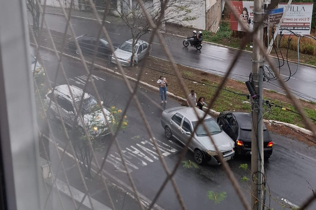 Registros de acidentes na avenida são feitos com frequência por quem mora na região
