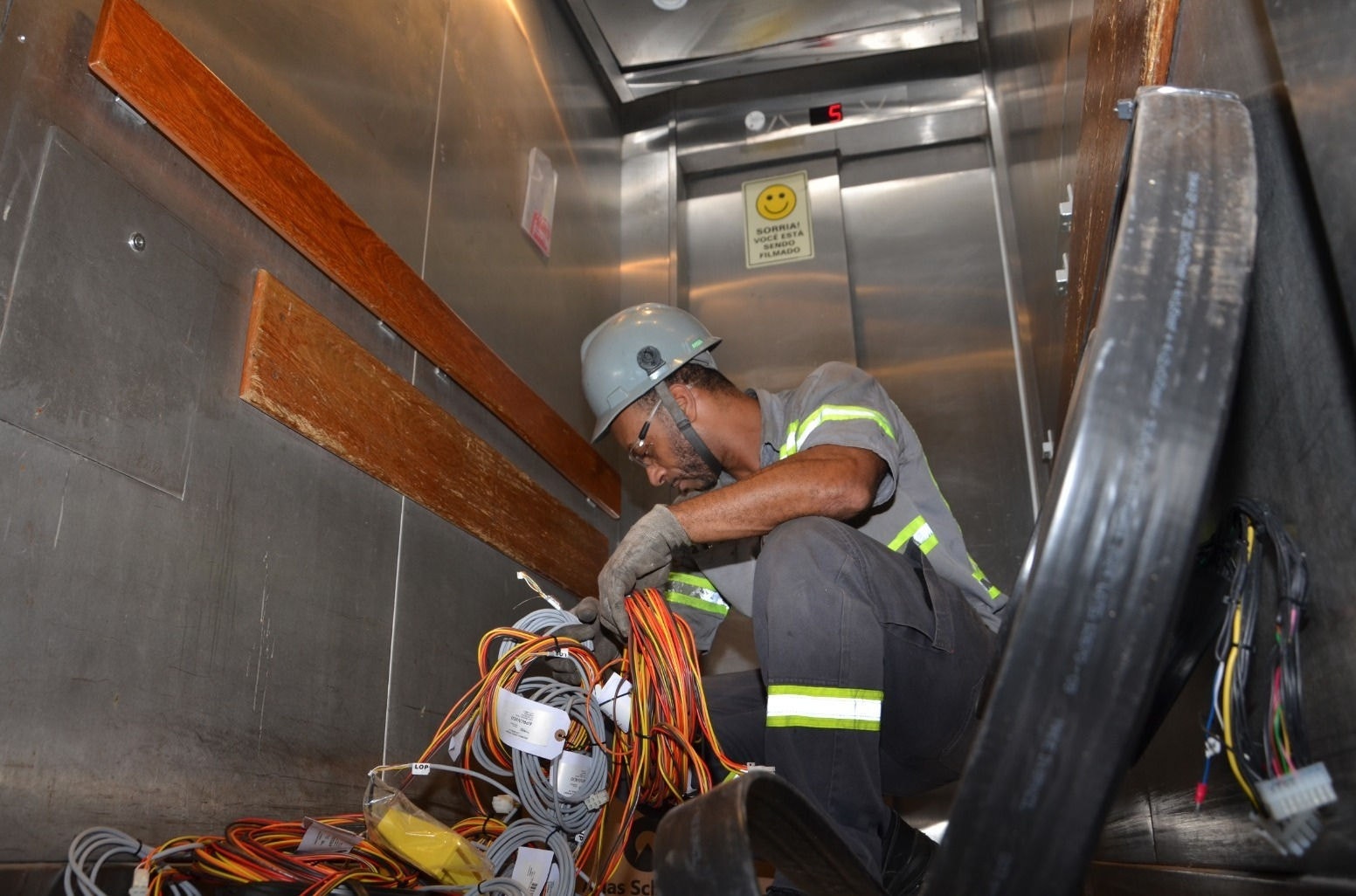O elevador de macas será paralisado por 60 dias para substituição de peças, portas e acabamentos internos
