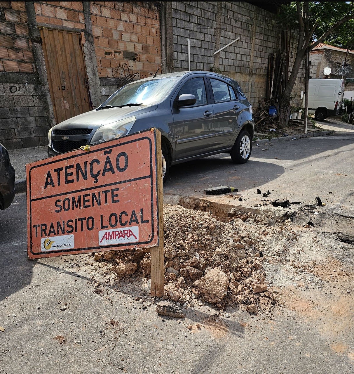 A abertura no asfalto, que chega a quase 40 centímetros de profundidade, dificulta a passagem de veículos e altera a rotina de quem precisa circular pelo trecho