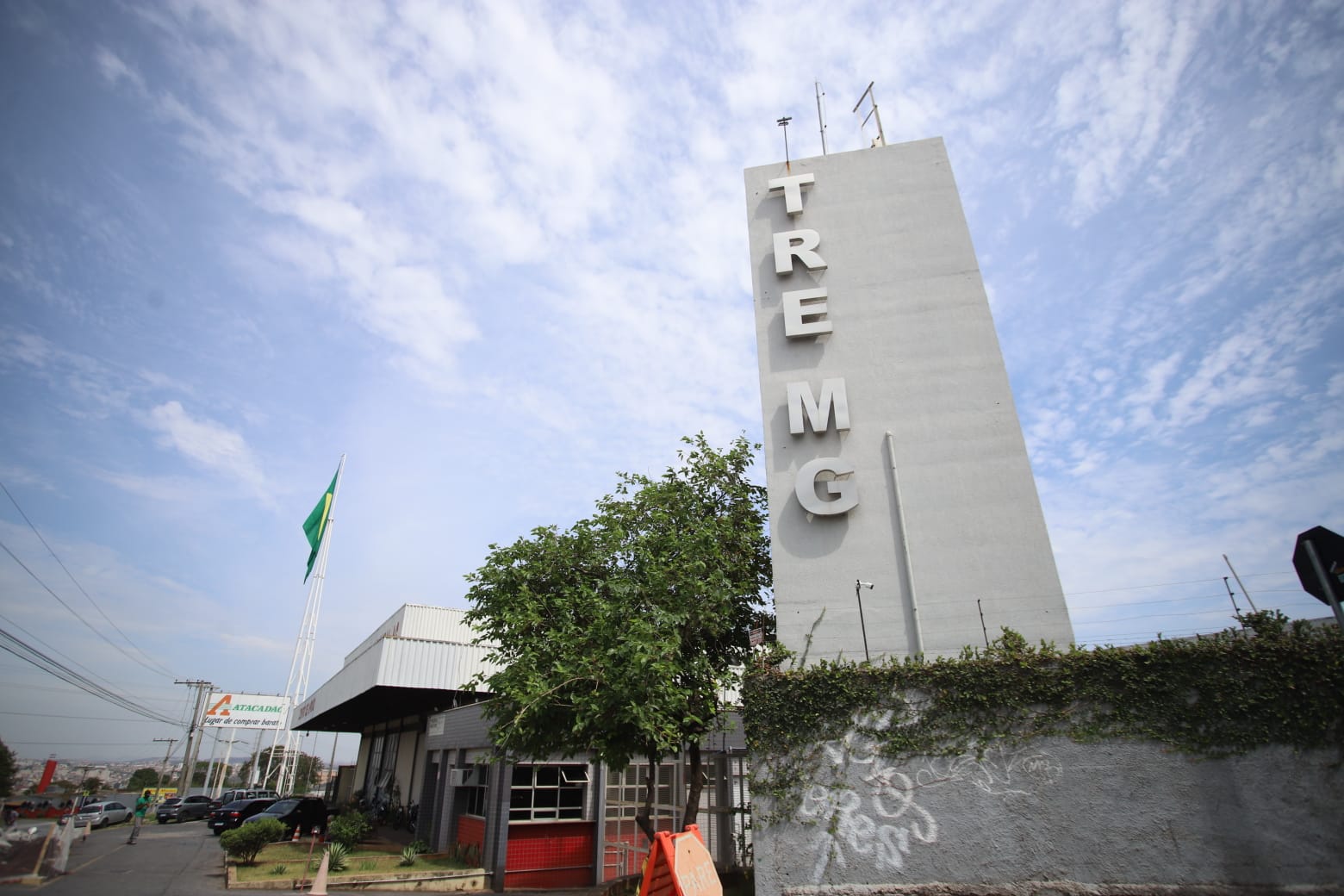 O Tribunal Regional Eleitoral de Minas Gerais (TRE-MG) informou que apenas candidatos com registro deferido podem ser diplomados