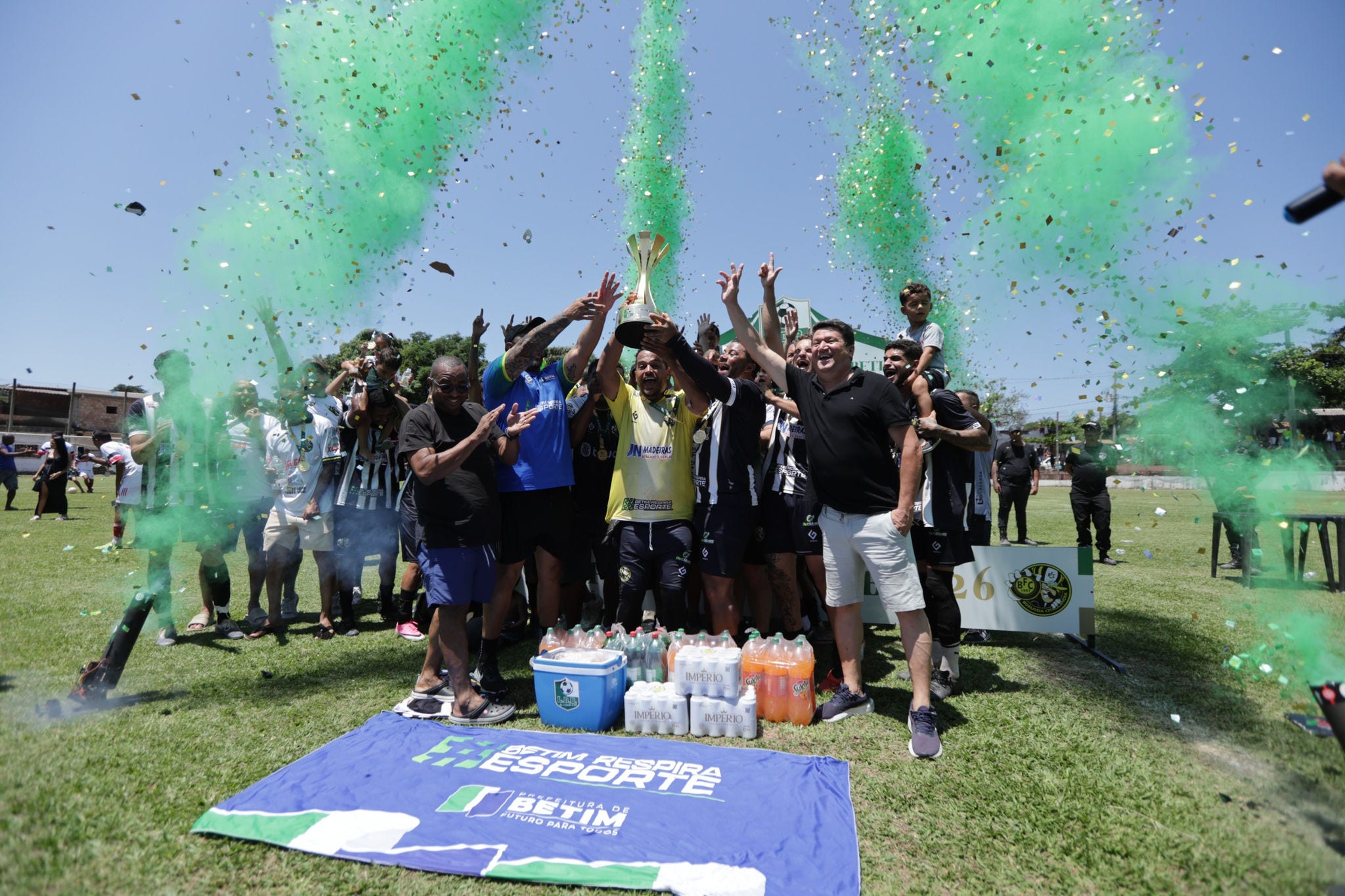 Time do Borússia celebra o título no estádio Reuminas, na Colônia Santa Isabel