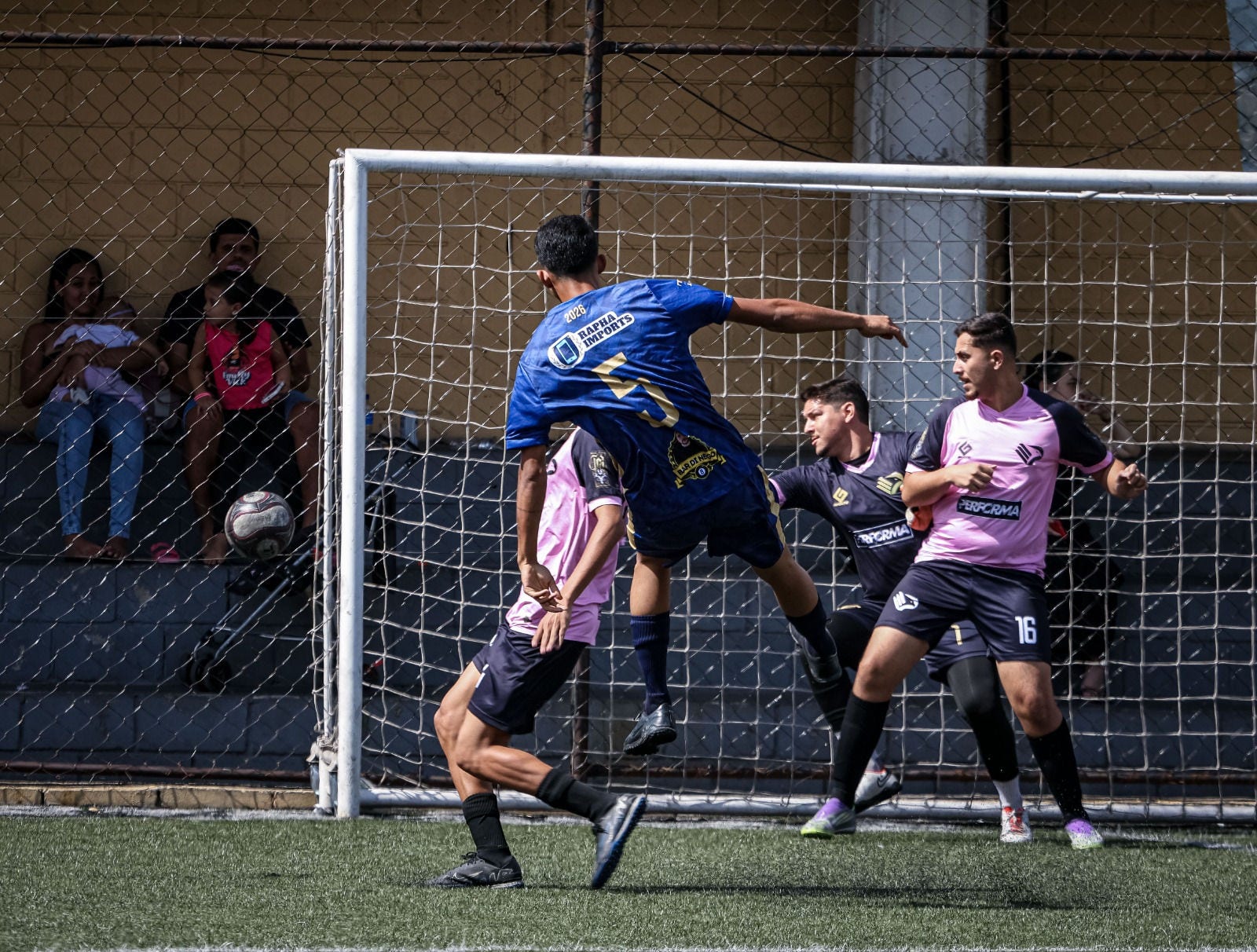 Em um dos jogos, o Fides enfrenta a equipe do Palermo