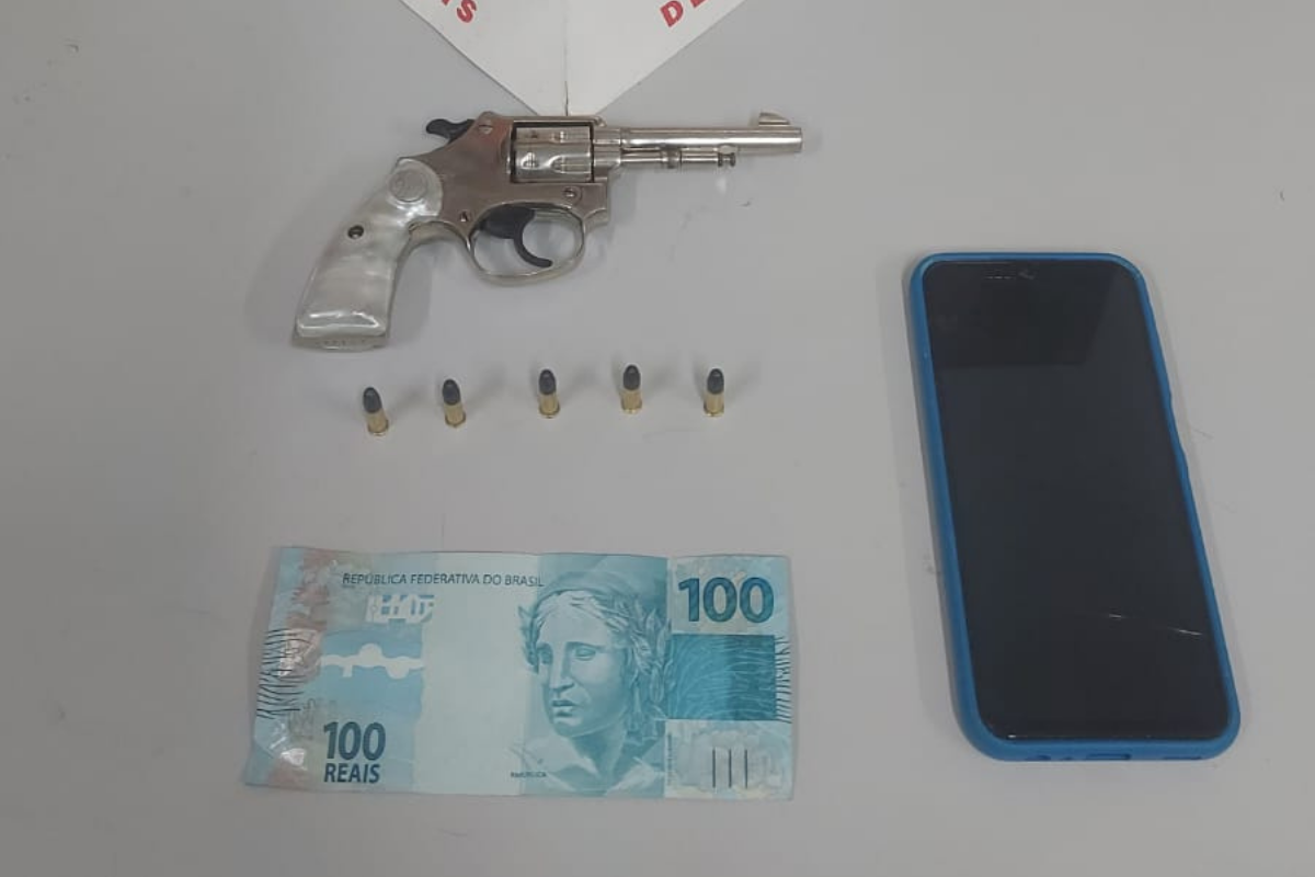Os policiais localizaram o revólver dentro de uma gaveta no quarto, municiado com cinco cartuchos intactos