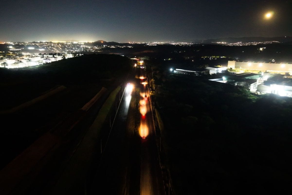 Serviços incluem a instalação de 30 novos postes, a substituição de 30 braços de iluminação e a troca de 250 luminárias na via