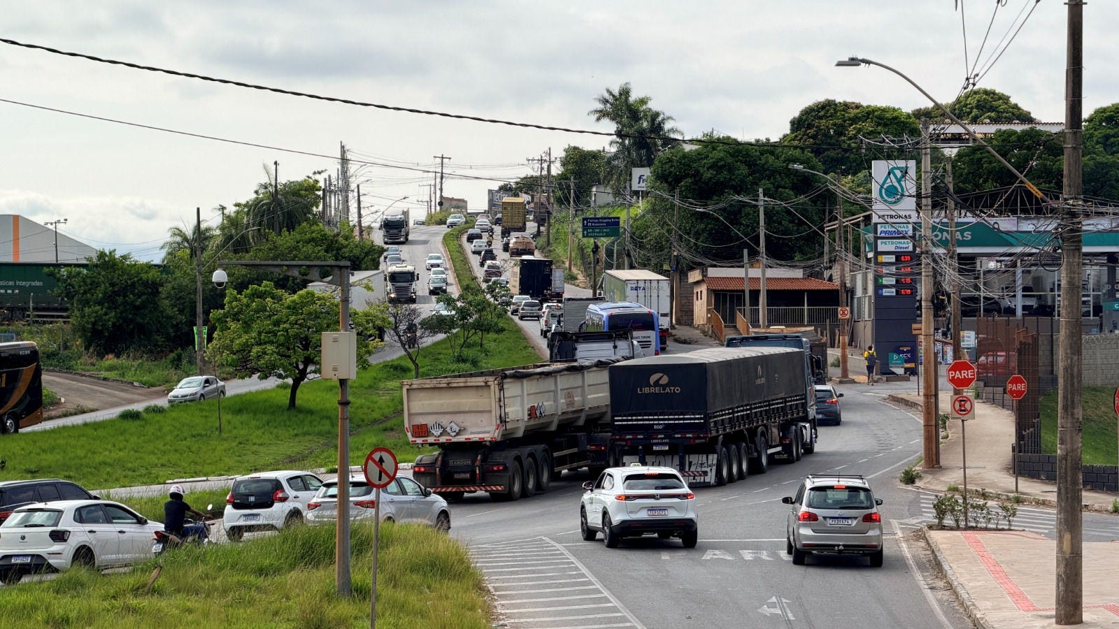 Trecho de aclive concentra ocorrências de veículos pesados com defeito na Via Expressa, no Jardim das Alterosas