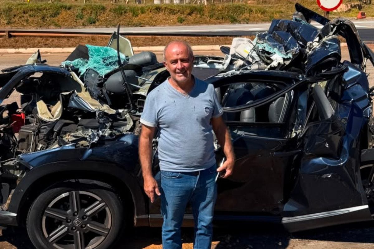 Apesar de o veículo ficar destruído, José Cláudio sofreu somente pequenos cortes pelo corpo causados pelos estilhaços do para-brisa