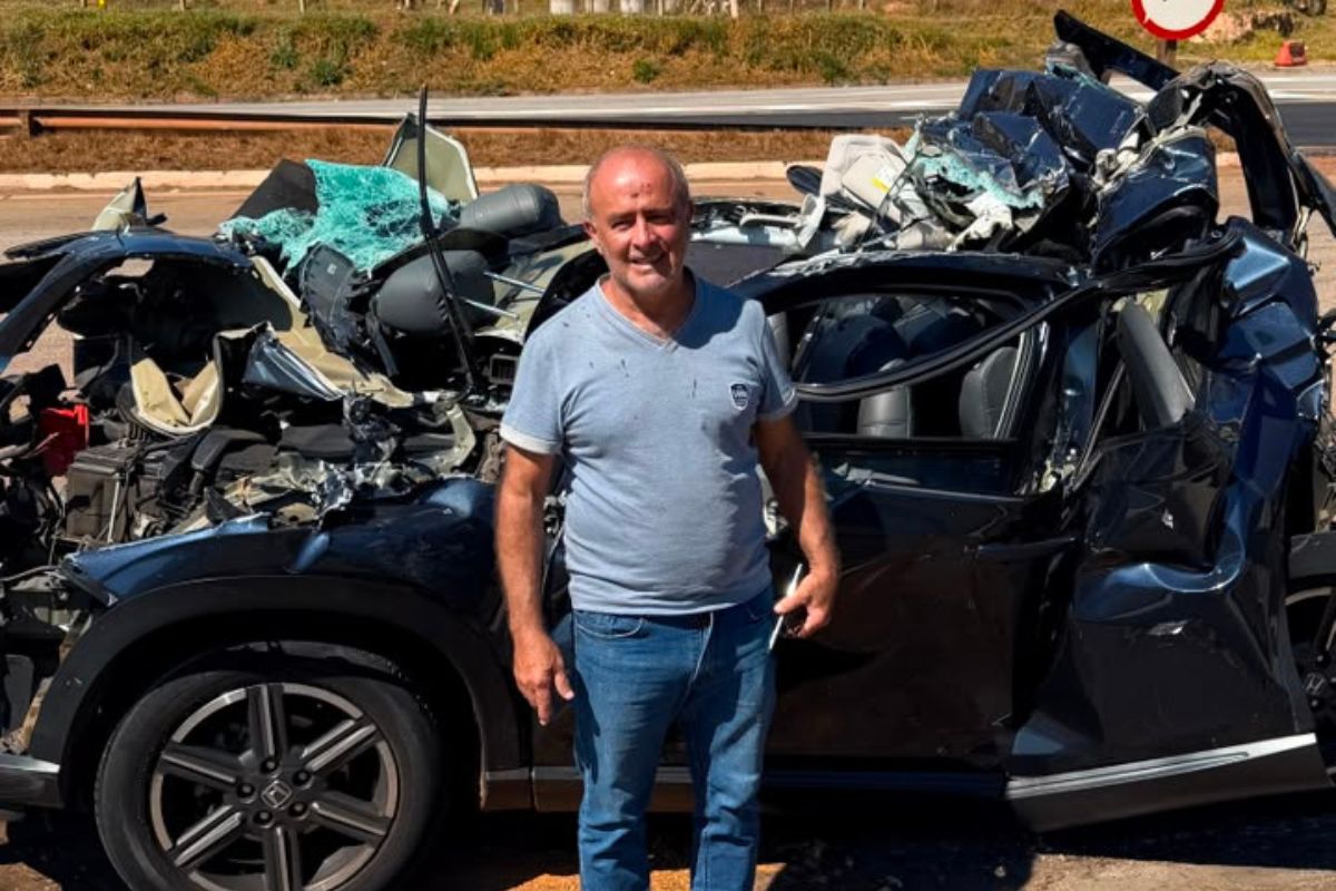 Apesar de o veículo ficar destruído, José Cláudio sofreu somente pequenos cortes pelo corpo causados pelos estilhaços do para-brisa