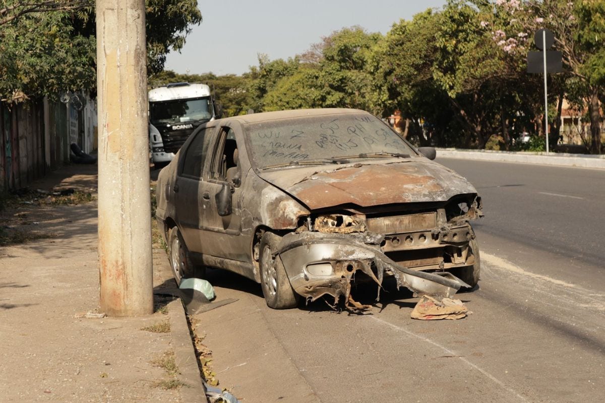 Excesso de veículos abandonados pelas vias de Betim