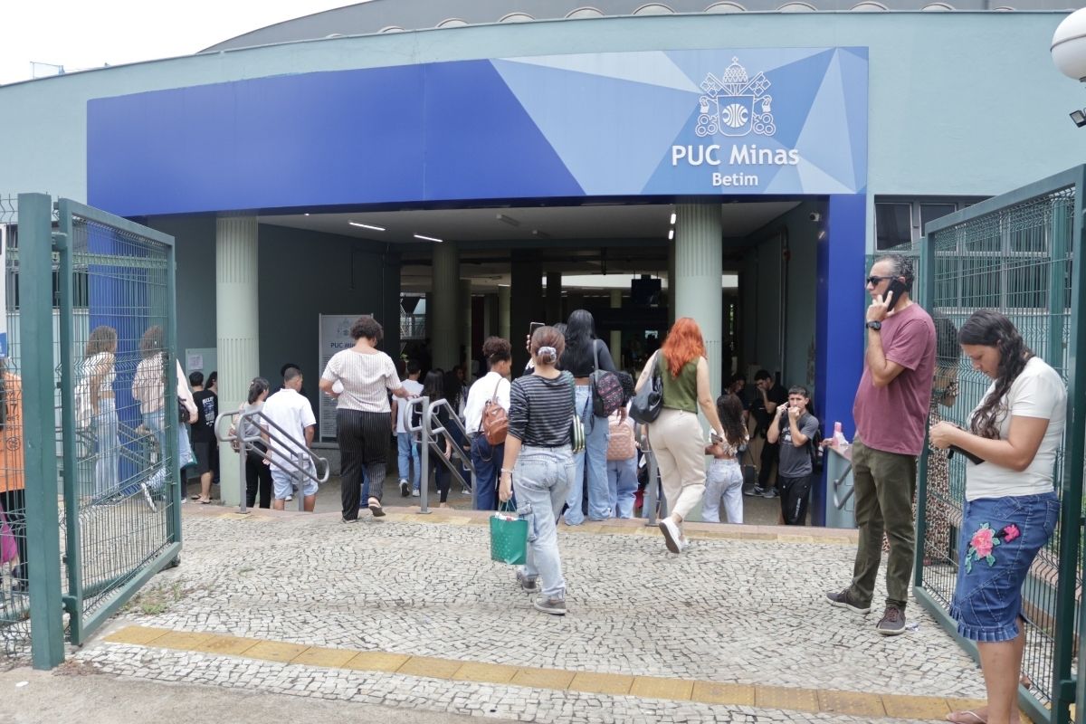 Neste primeiro domingo, os candidatos têm 5 horas e 30 minutos para responder a 45 questões e redigir a redação