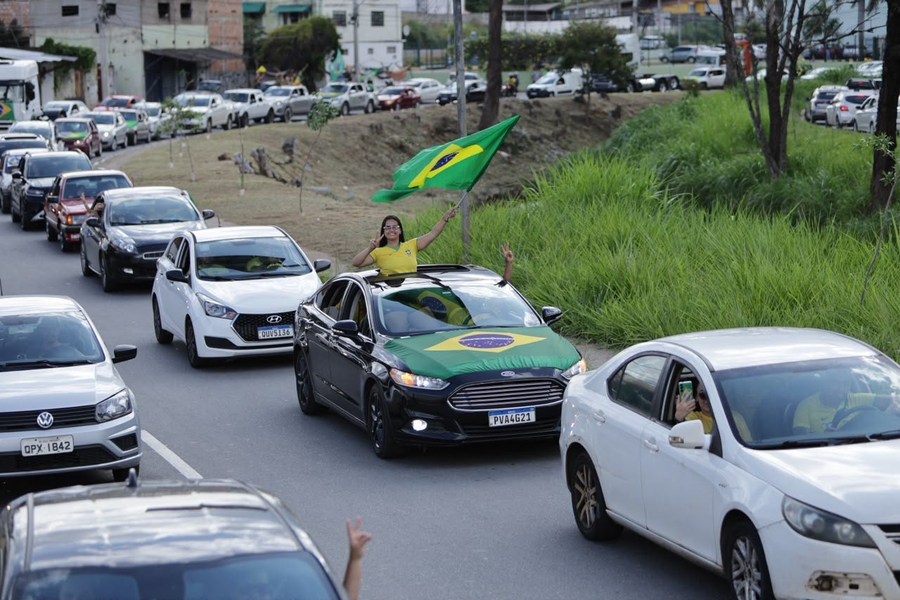 Mobilização prró-Flavio Bolsonaro teve concentração na Praça do Encontro, na região Central, e percorreu diferentes bairros do município