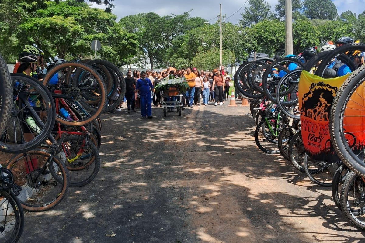 No sepultamento, eles fizeram um corredor de bicicletas para passagem do caixão; o ato é tradicional no meio do ciclismo em homenagens póstumas