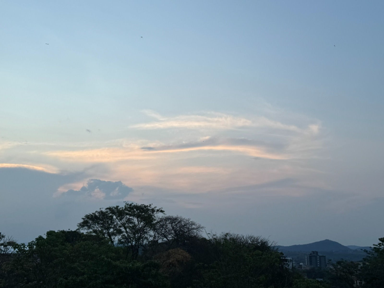 Previsão do tempo até sábado (25/4) é de céu claro, com poucas nuvens, em Betim