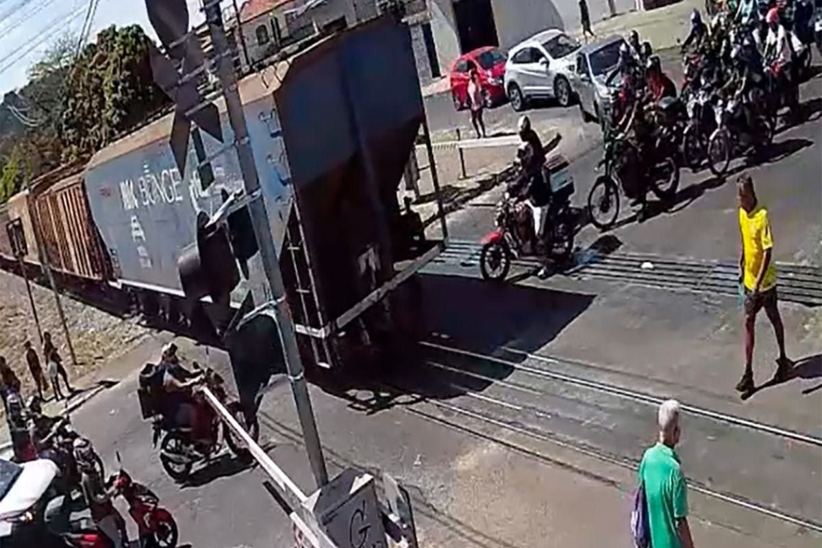 Evasões acontecem quando veículos atravessam a linha férrea depois do acionamento dos sinais luminosos e sonoros que indicam a necessidade de parada
