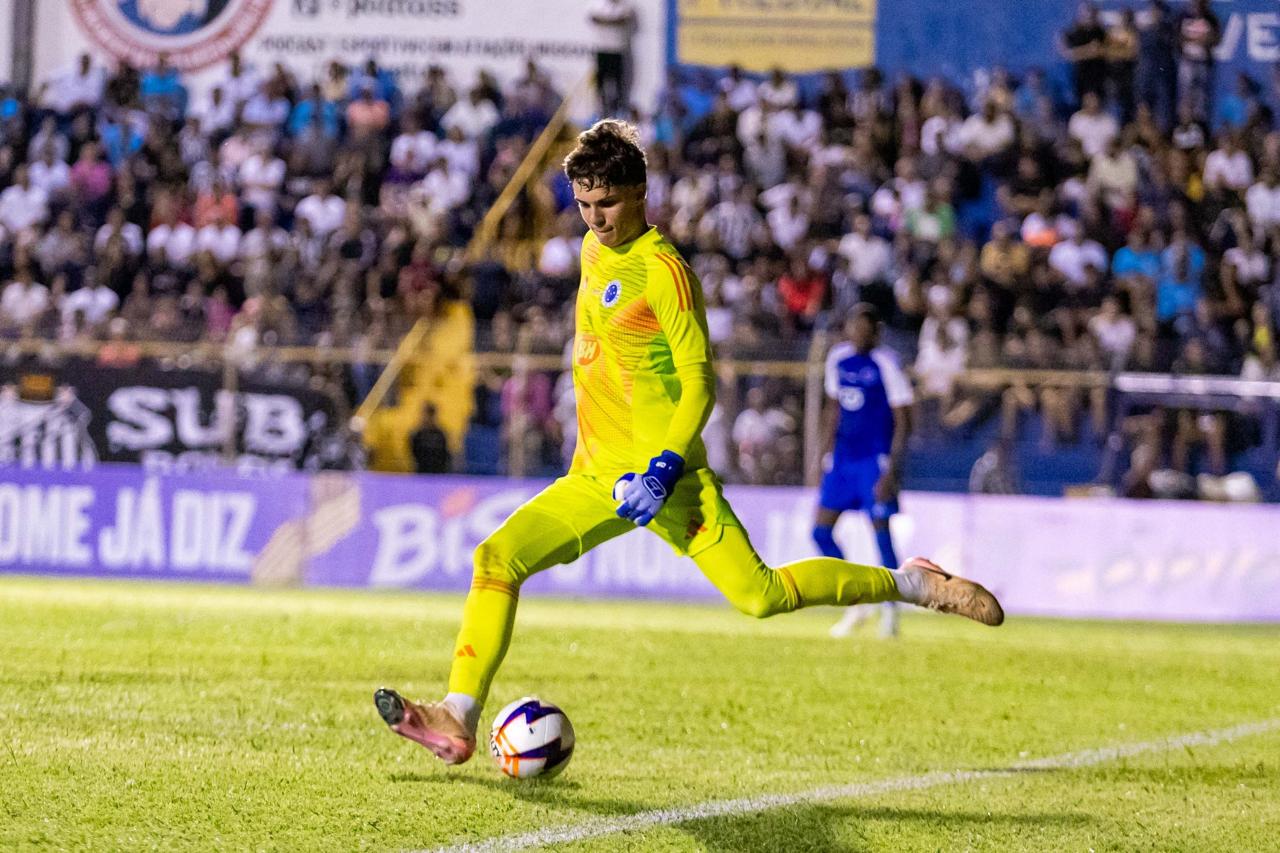 Aos 18 anos, jogador foi decisivo na vitória por 3 a 1 sobre o Santos e garantiu a vaga celeste nas quartas de final