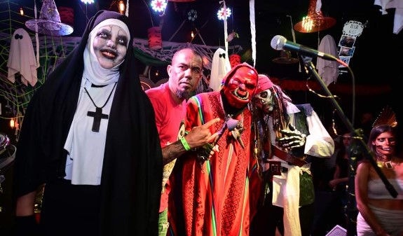 Embora entrar trajado não seja obrigatório, mas o evento vai premiar em dinheiro as melhores fantasias