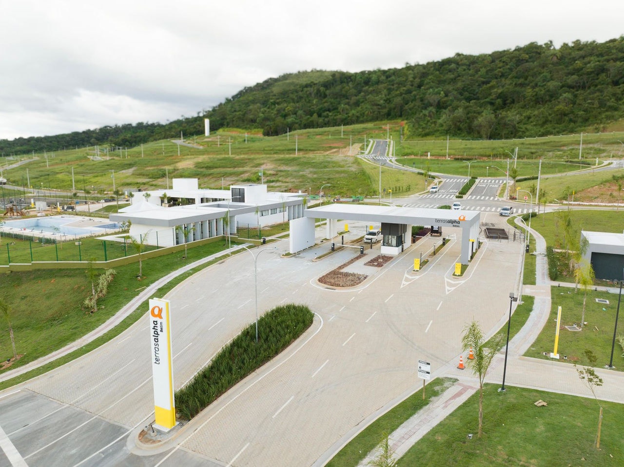 Portaria do condomínio de alto padrão Terras Alpha Betim, na região Norte da cidade