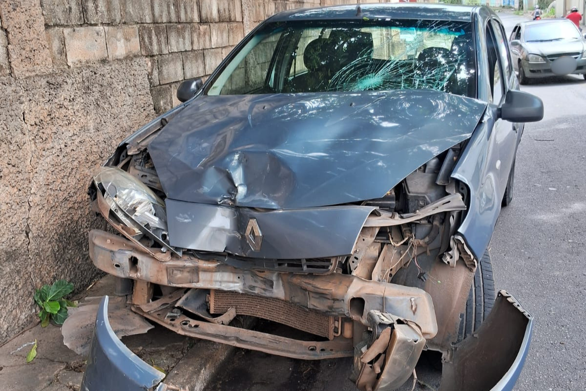 Acidente envolveu um Renault Sandero e uma Honda CG