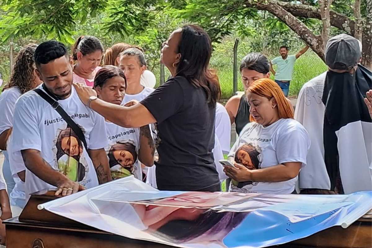Familiares vestiam camisas pedindo por justiça
