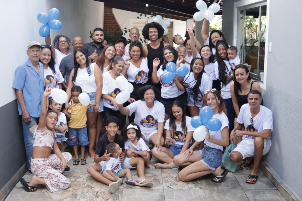 Durante a tarde, o ex-bbb recebeu amigos e familiares na casa dos pais, no bairro Taquaril