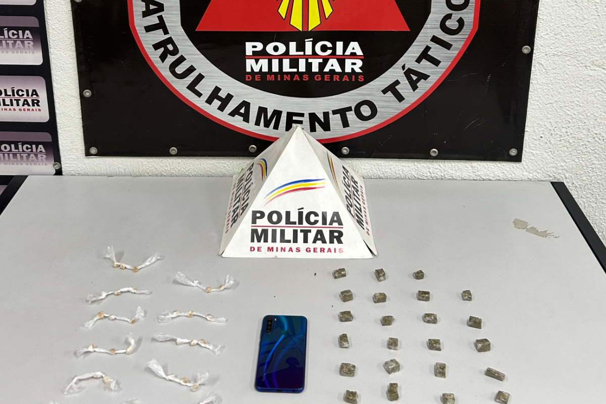Conforme relato dos policiais, o rapaz foi abordado ao ser visto carregando uma sacola. Ele demonstrou nervosismo e tentou se afastar rapidamente para evitar a abordagem