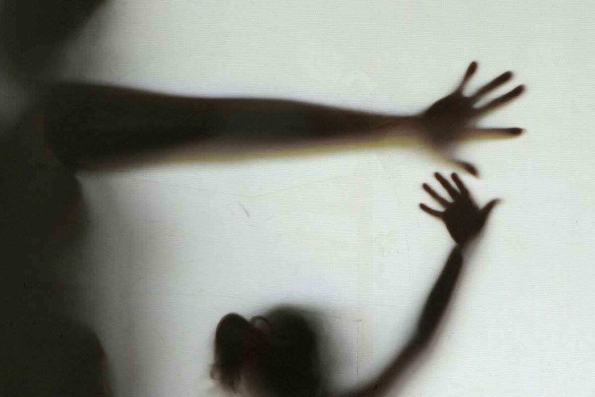 Denúncia indicava ainda que a menina não recebia acompanhamento médico, não frequentava a escola, estava com a vacinação atrasada e vivia em isolamento, inclusive sem contato com outros parentes