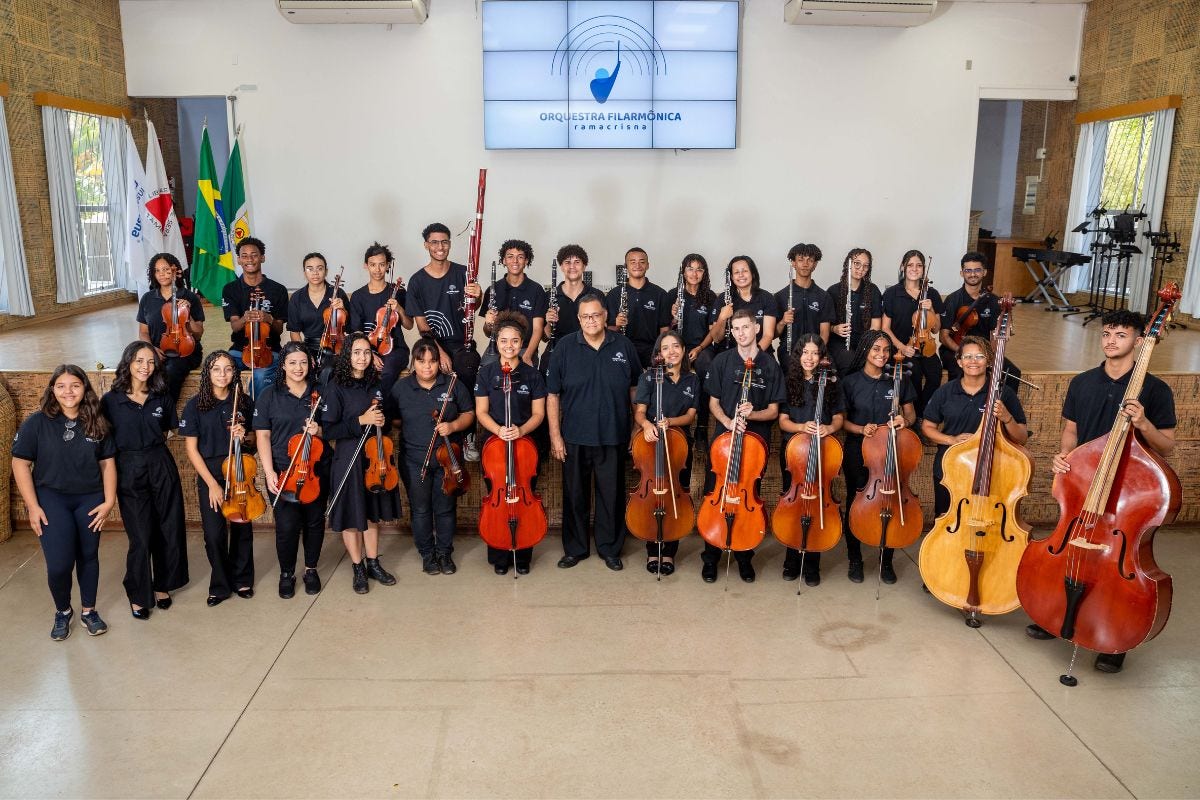 Orquestra Ramacrisna é regida pelo maestro Eliseu Barros e formada por 50 jovens músicos 
