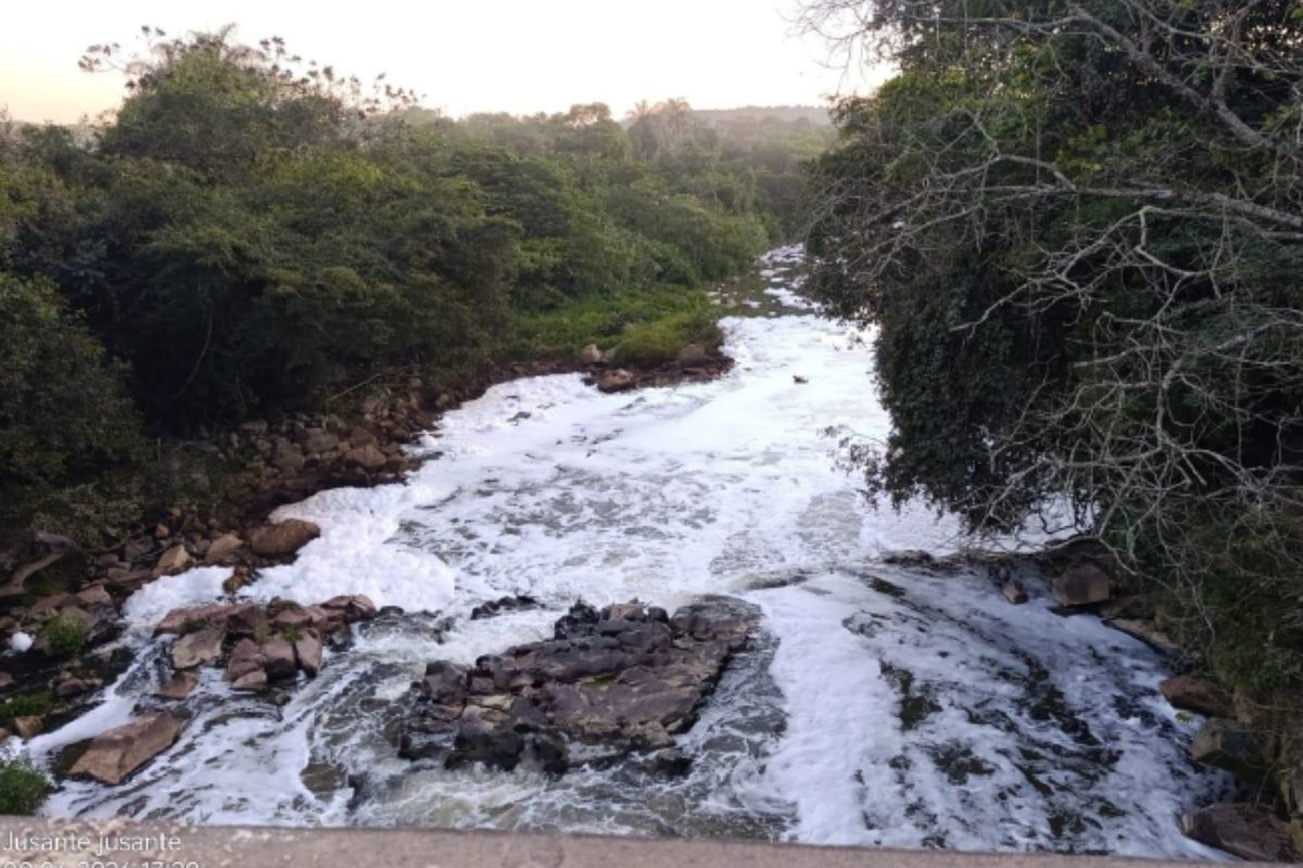 Somente neste ano, extensa espuma branca foi flagrada nos Rios Betim e Paraopeba por três ocasiões