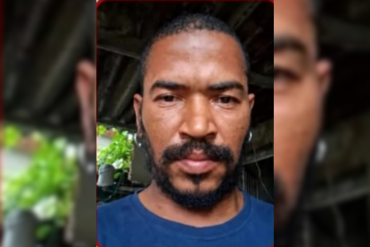 Homem usava camisa listrada de vermelho e branco, calça jeans e botas quando foi visto pela última vez