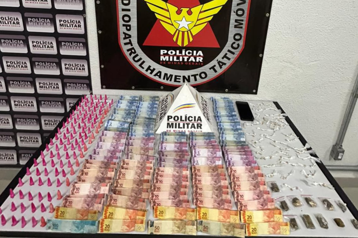 No banheiro do imóvel, dentro de uma lixeira foram encontrados 112 pinos de cocaína, 109 pedras de crack, 11 buchas de maconha, R$ 895 em dinheiro e um celular